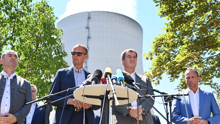 Bayerns Ministerpräsident Markus Söder (Mitte rechts) empfängt CDU-Chef Friedrich Merz (Mitte links) am Atomkraftwerk Isar 2. Sie wollen, dass das Kraftwerk weiter läuft.