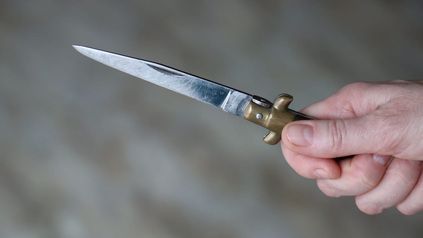 Ein Mann hält ein Messer (Symbobild): Bei einem Raubüberfall wurde ein Dortmunder mit einem dem Messer bedroht.