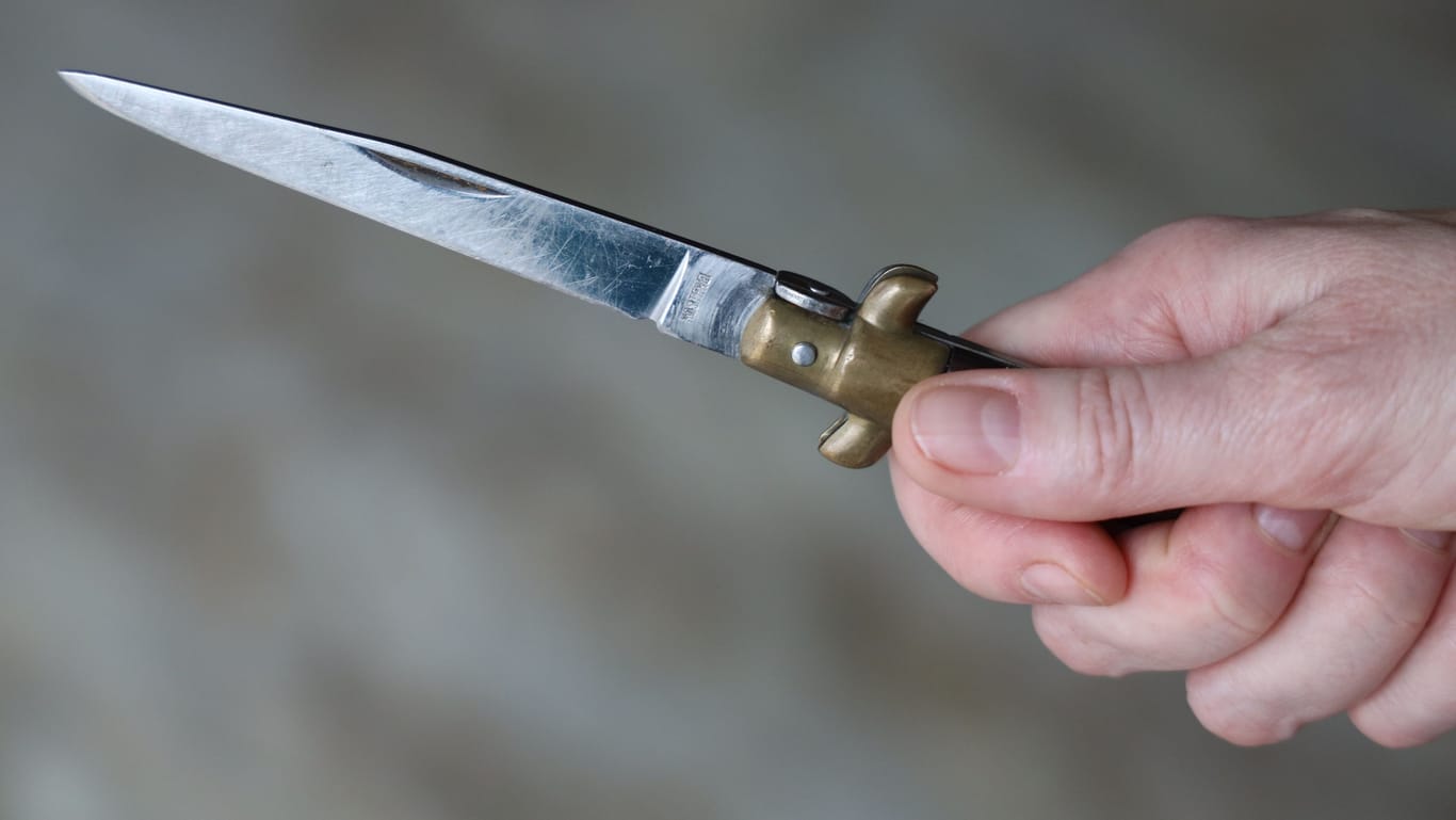 Ein Mann hält ein Messer (Symbobild): Bei einem Raubüberfall wurde ein Dortmunder mit einem dem Messer bedroht.