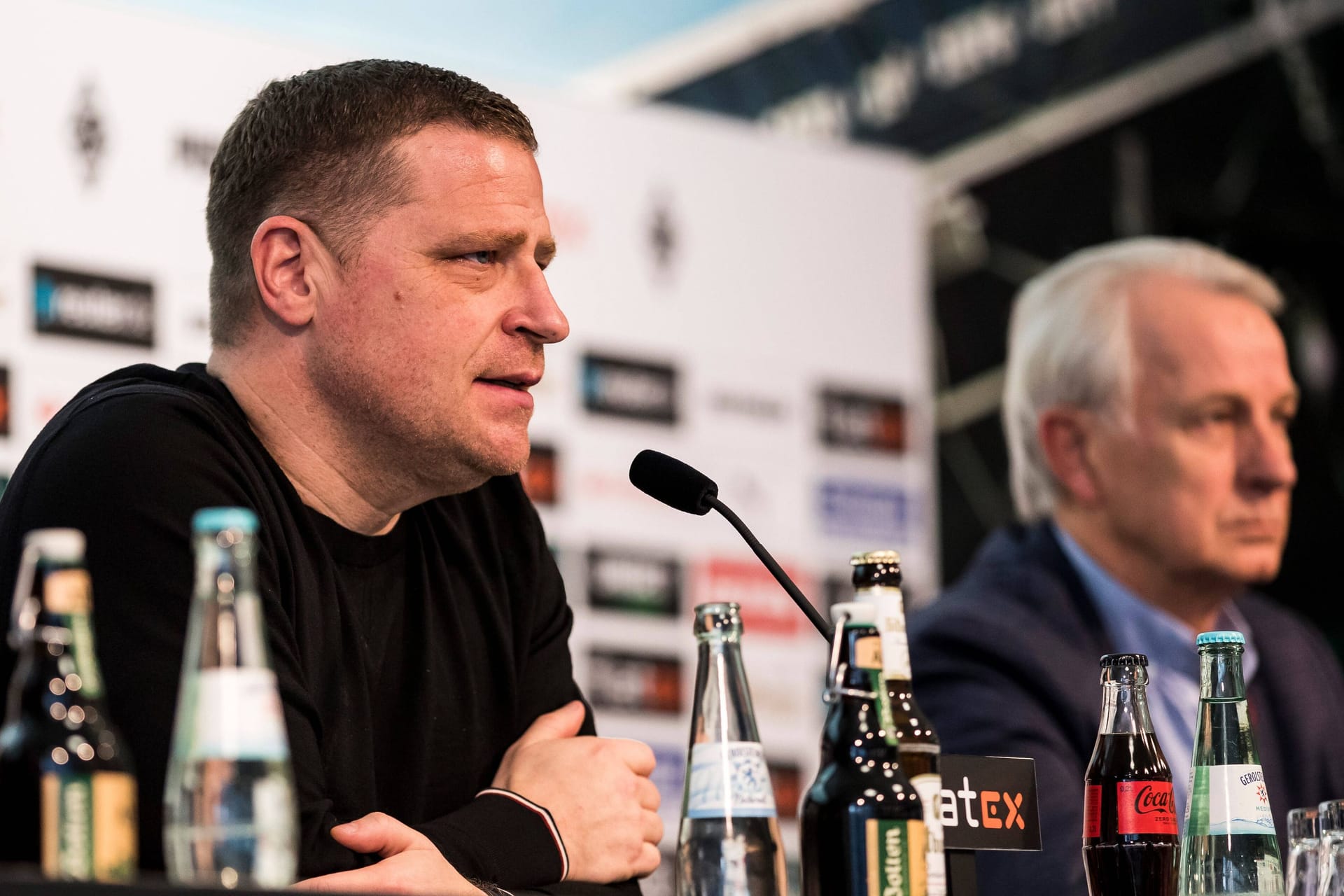 Max Eberl (l.) und Rainer Bonhof: Für beide war die Rücktritts-Pressekonferenz des Gladbach-Managers ein äußerst emotionales Erlebnis.