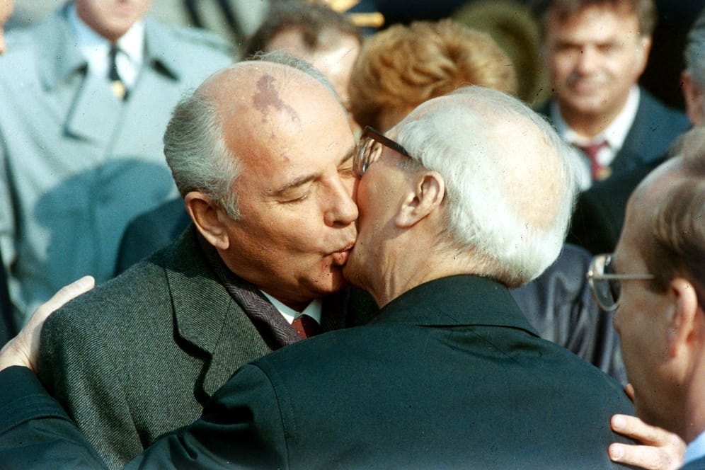 Michail Gorbatschow und Erich Honecker: "Wer zu spät kommt, den bestraft das Leben".