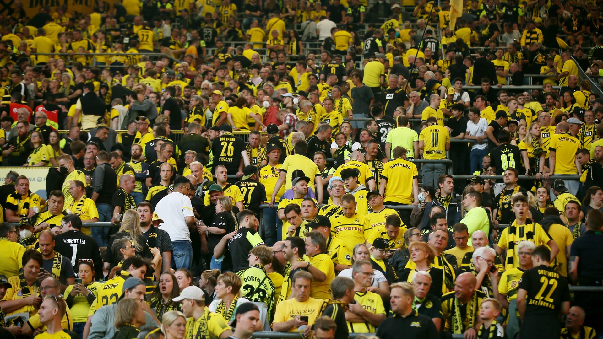 Fans auf der Tribüne im Signal Iduna Park: Die Zuschauer mussten nach Spielende noch länger auf ihren Plätzen bleiben. Fans auf der Tribüne im Signal Iduna Park: Die Zuschauer mussten nach Spielende noch länger auf ihren Plätzen bleiben.