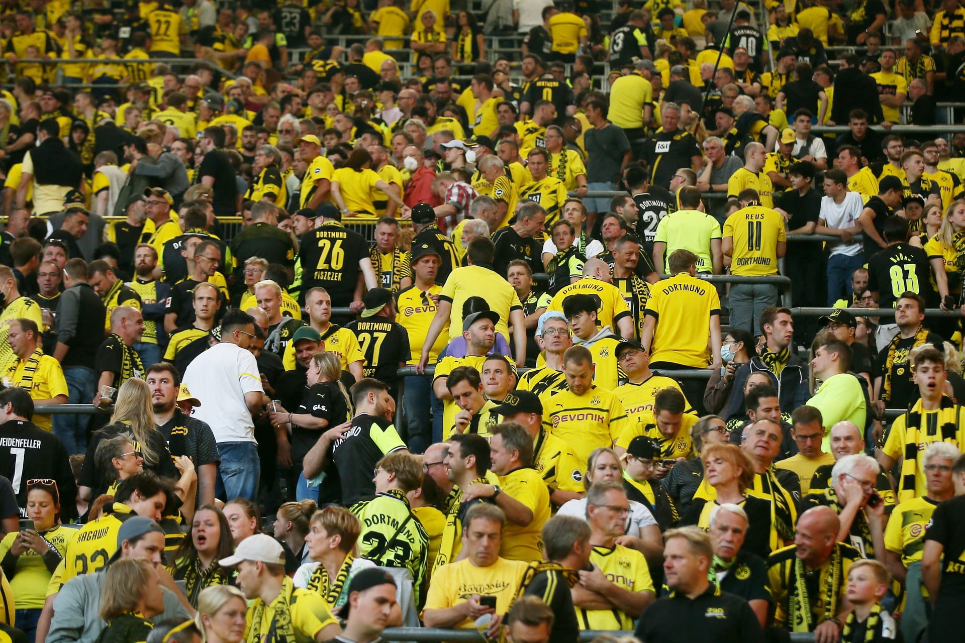 Fans auf der Tribüne im Signal Iduna Park: Die Zuschauer mussten nach Spielende noch länger auf ihren Plätzen bleiben.
