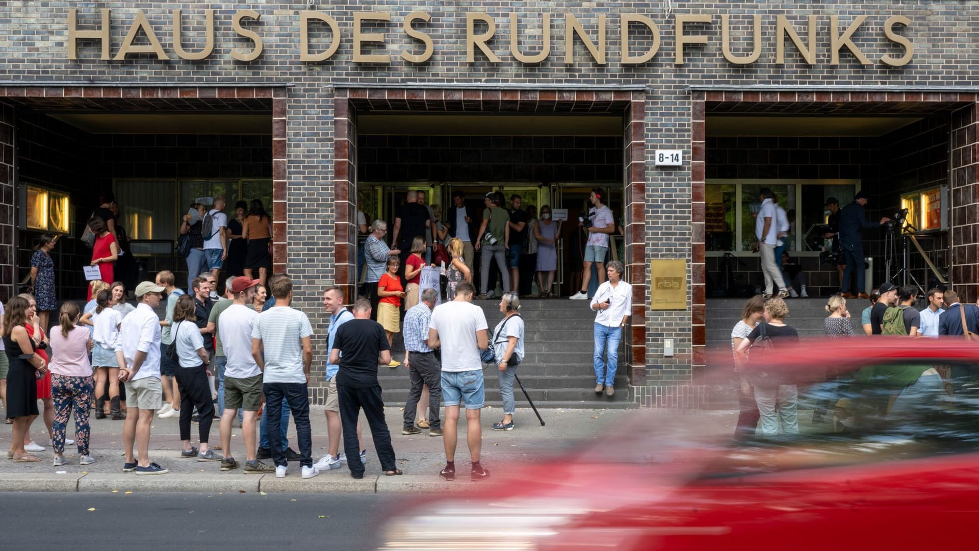 Auch freie Mitarbeiter protestieren vor Beginn der Sondersitzung: Sie berichten von teils prekären Arbeitsbedingungen.