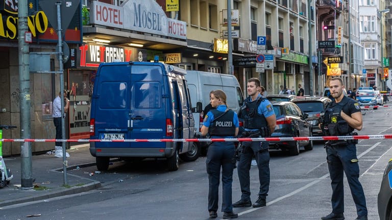 Polizeibeamte vor dem Hotel im Bahnhofsviertel: Als die Lage eskalierte, fiel der tödliche Schuss.