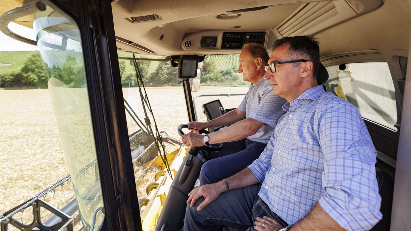 Bauernpräsident Joachim Rukwied und Bundeslandwirtschaftsminister Cem Özdemir (Grüne) fahren einen Mähdrescher auf Rukwieds Hof: Ein trockener Acker in der Uckermark staubt: Die klimakrise wird zur wachsenden Herausforderung für die deutsche Landwirtschaft.