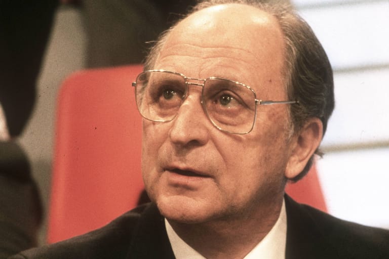 Hans Bangerter bei der Europapokal-Auslosung 1987: Der Funktionär war fast 30 Jahre bei der Uefa im Amt.