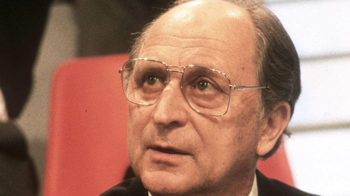 Hans Bangerter bei der Europapokal-Auslosung 1987: Der Funktionär war fast 30 Jahre bei der Uefa im Amt.