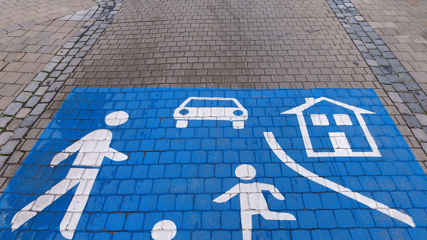 Aufgemaltes Verkehrsschild für eine Spielstraße (Symbolfoto): In Berlin wird das dortige Falschparken deutlich teurer.