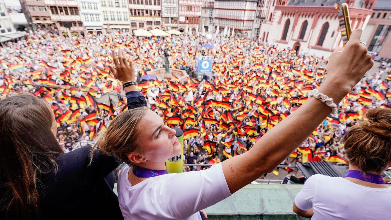 Laura Freigang macht auf dem Balkon des Römer ein Selfie: Die Vize-Europameisterinnen wurden in Frankfurt von Tausenden Fans empfangen.