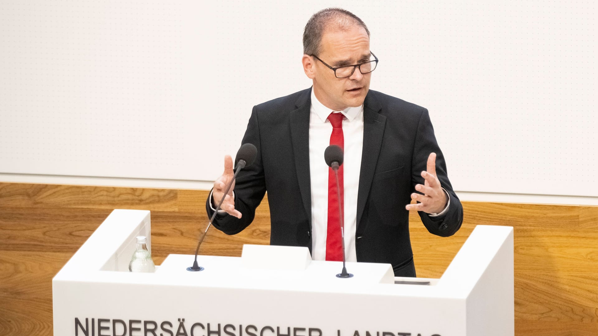 Der niedersächsische Kultusminister Grant Hendrik Tonne steht weiter in der Kritik (Archivbild).