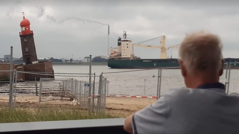 Ein Mann blickt auf die absackende Nordmole mit dem schiefen Leuchtturm in Bremerhaven: Hätte man dieses Desaster verhindern können?