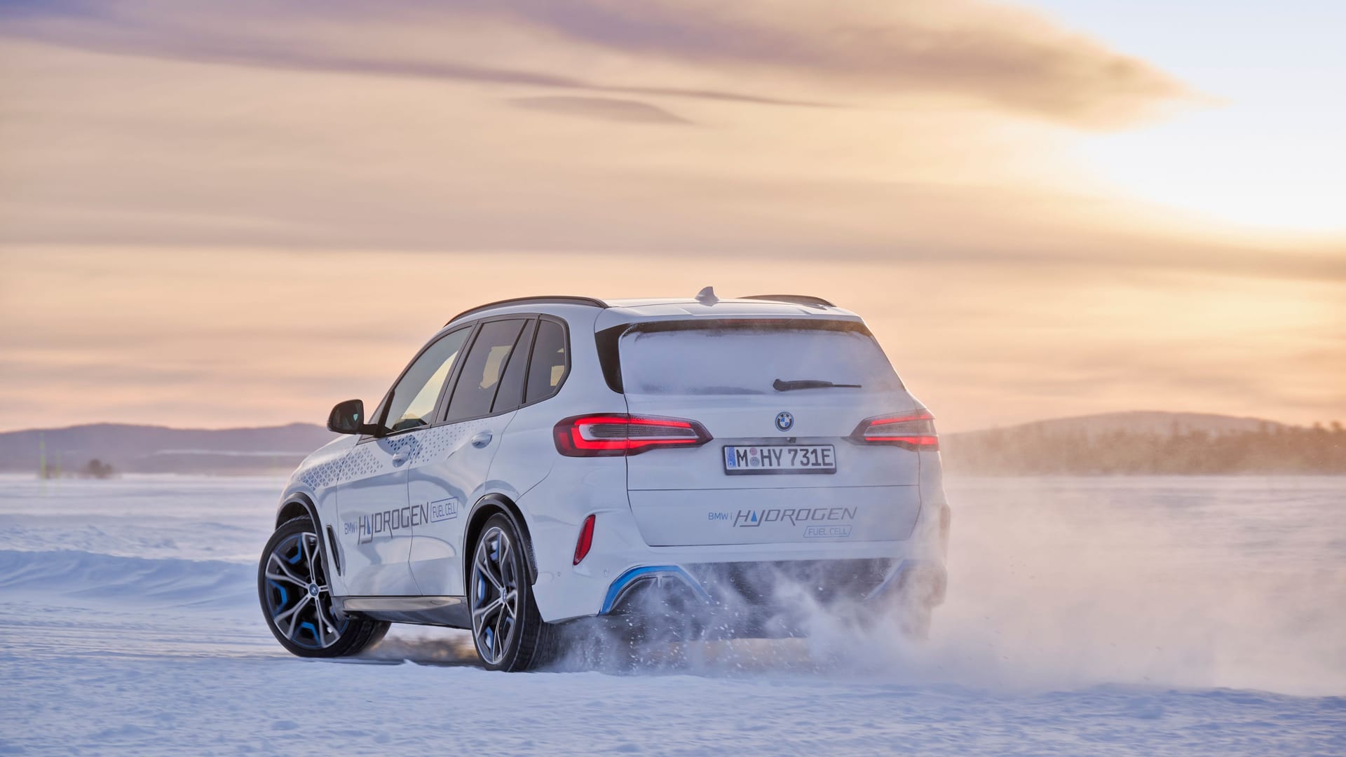 Schneegestöber: Aus dem Auspuff des iX5 Hydrogen kommt ausschließlich Wasserdampf.