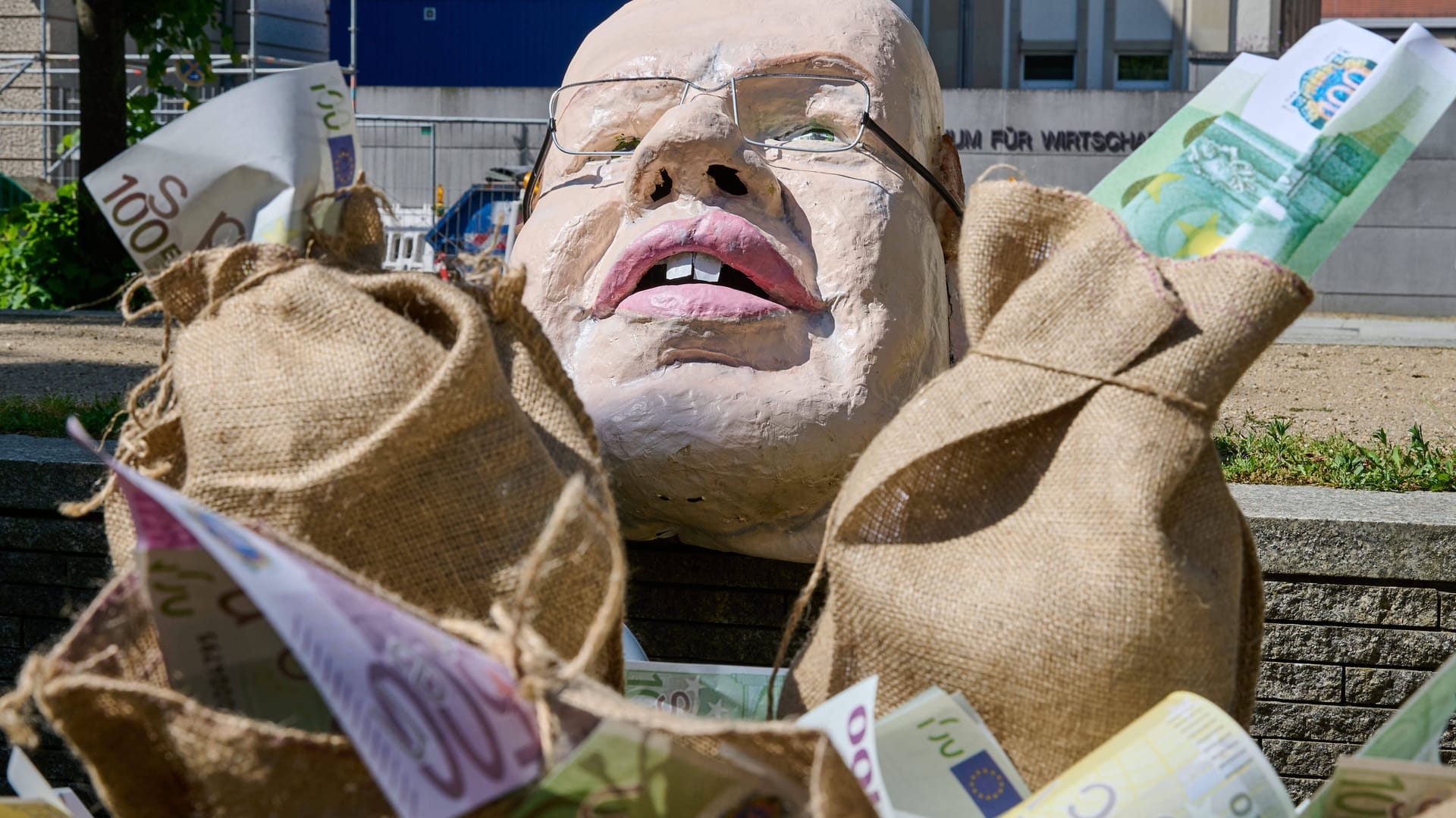 Eine Protestinstallation vor dem Bundeswirtschaftsministerium im Jahr 2021: Ein breites Aktionsbündnis demonstrierte gegen das Festhalten an der Energiecharta durch den damaligen Wirtschaftsminister Peter Altmaier.