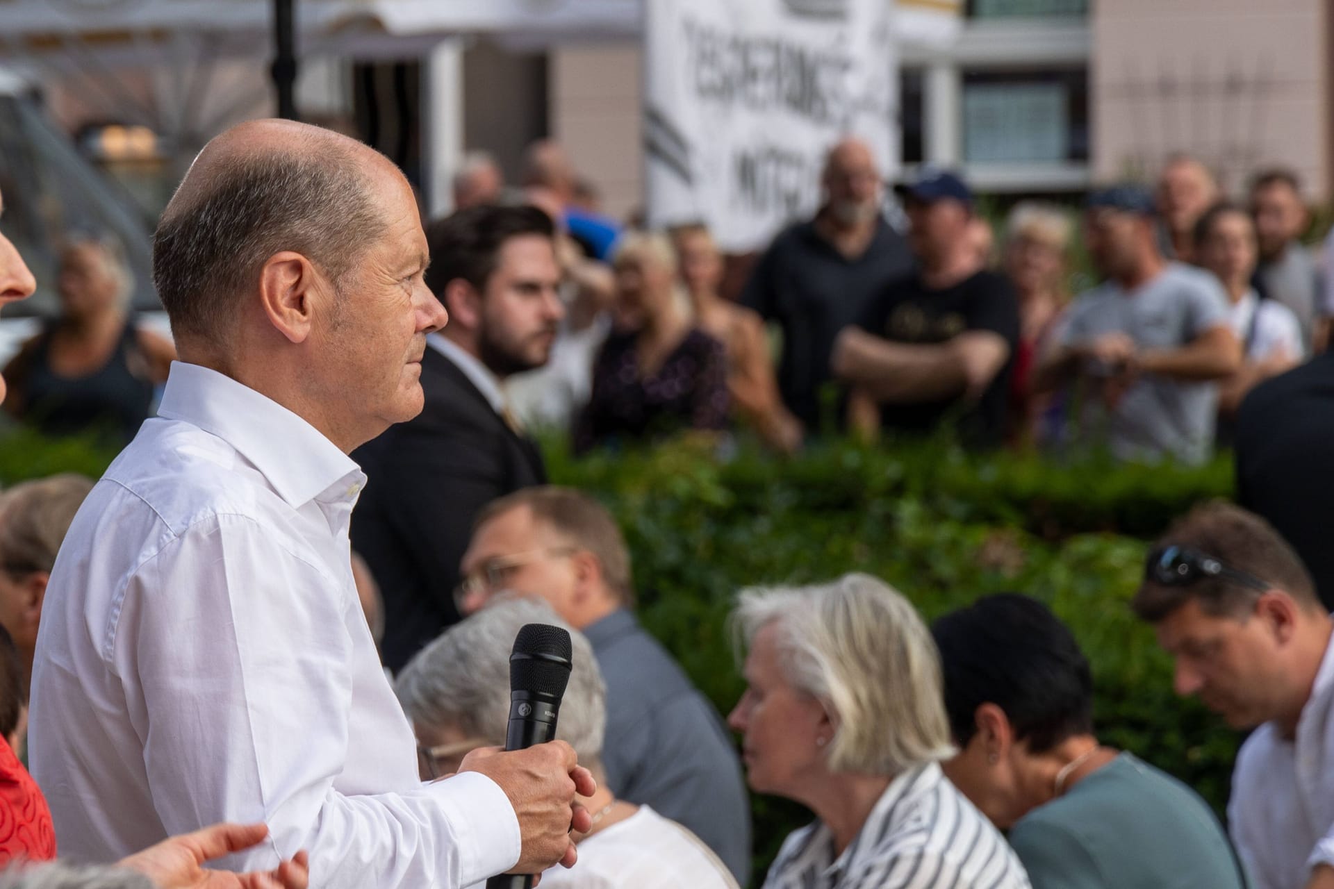 Bundeskanzler Olaf Scholz und Gegendemonstranten: In Neuruppin hatte er Mühe, gegen das Geschrei anzukommen, an diesem Donnerstag ist er in Magdeburg. Wieder mobilisiert die AfD.