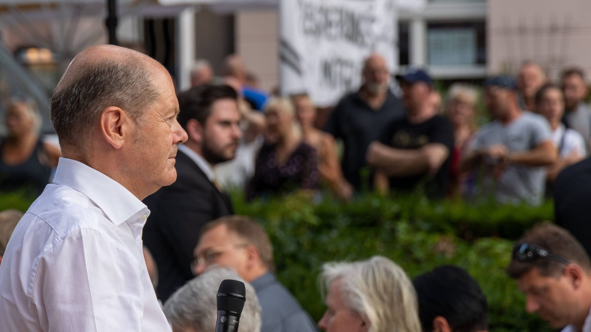 Bundeskanzler Olaf Scholz und Gegendemonstranten: In Neuruppin hatte er Mühe, gegen das Geschrei anzukommen, an diesem Donnerstag ist er in Magdeburg. Wieder mobilisiert die AfD.