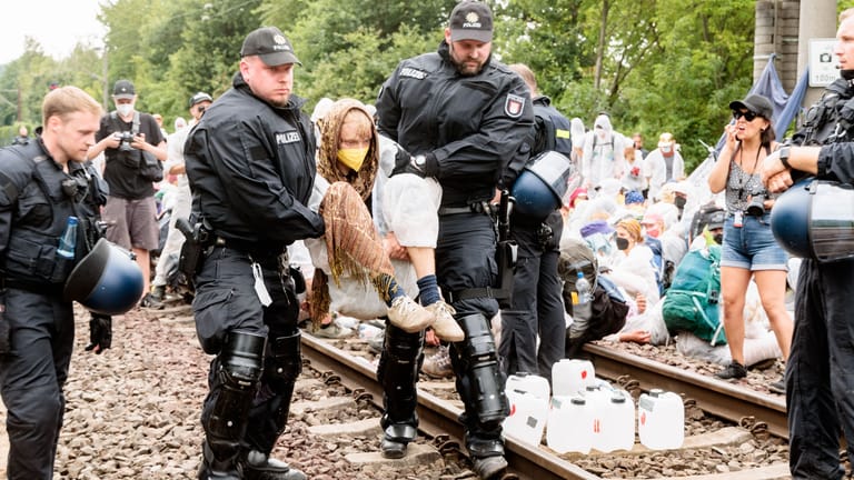 Aktivisten von "Ende Gelände" blockieren Gleise am Hamburger Hafen: Die Polizei greift ein.