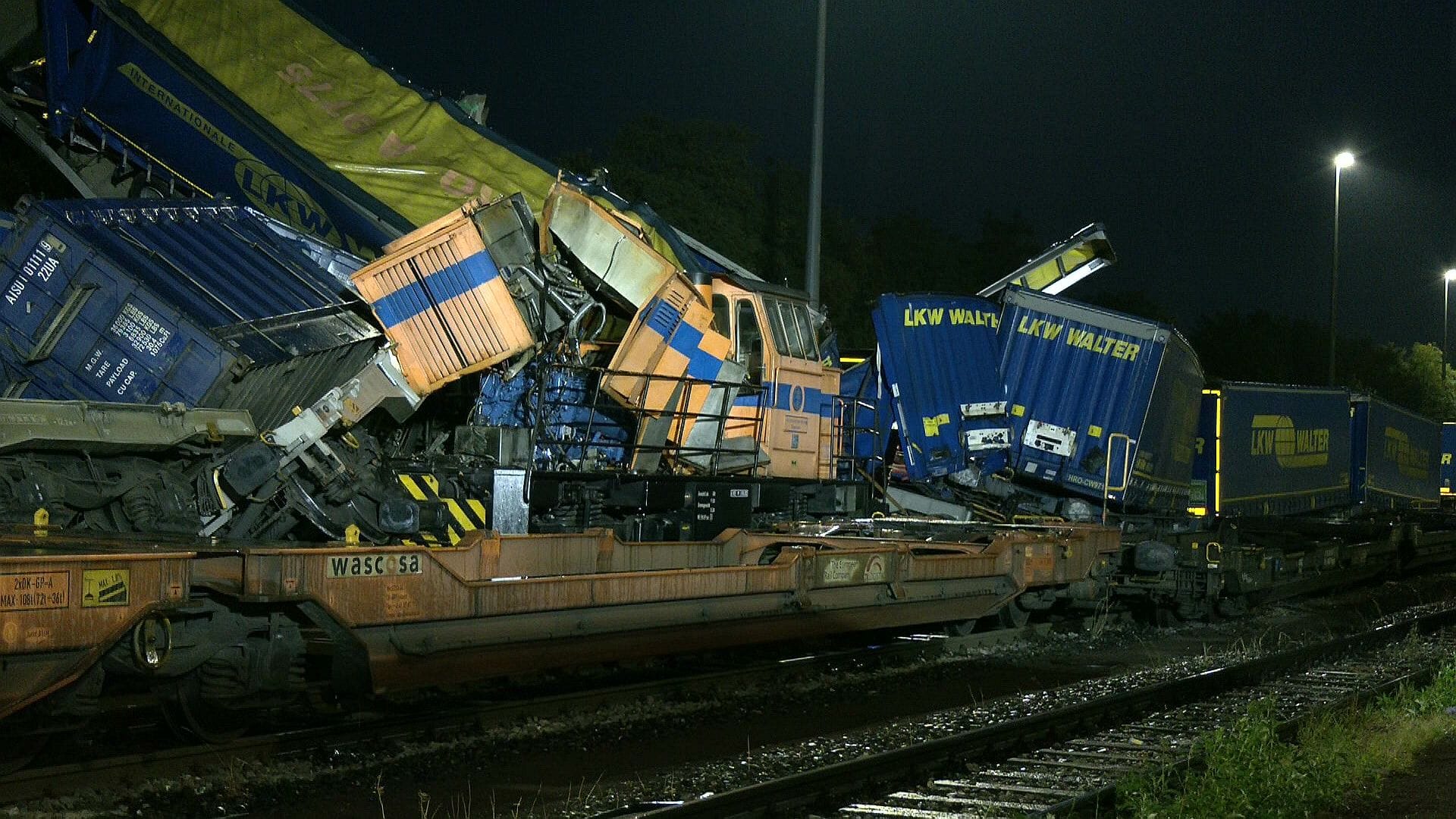 Ein Güterzug konnte nicht mehr bremsen: Acht Waggons wurden durch den Aufprall zerstört. Ein Güterzug konnte nicht mehr bremsen: Acht Waggons wurden durch den Aufprall zerstört.