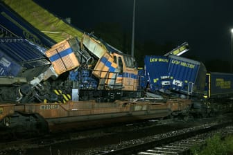Ein Güterzug konnte nicht mehr bremsen: Acht Waggons wurden durch den Aufprall zerstört.
