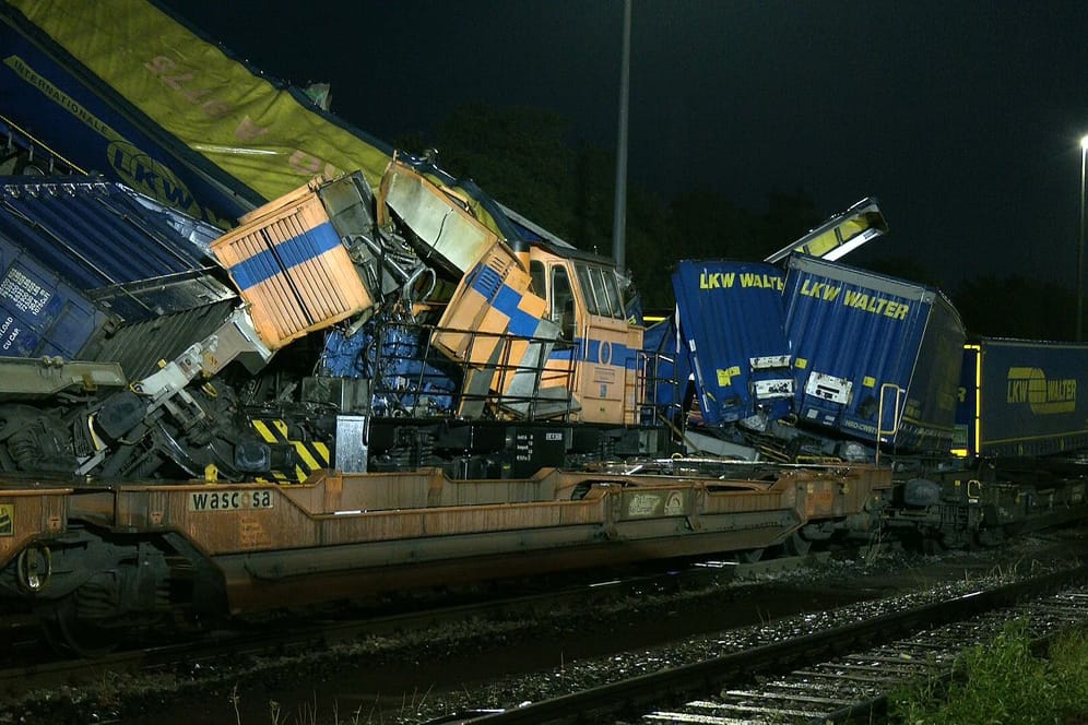 ﻿Ein Güterzug konnte nicht mehr bremsen: Acht Waggons wurden durch den Aufprall zerstört.