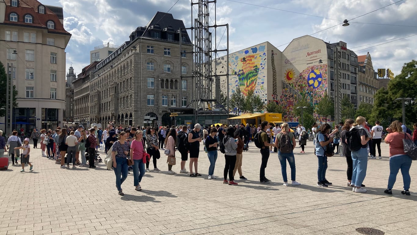 Mittwochnachmittag am Leipziger Hauptbahnhof: Auch müssen Kunden mehr als drei Stunden in der Sonne stehen, um ihr Ticket kaufen zu können.