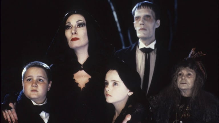 Die Addams Family: In verschiedenen Ausführungen sorgt die kultige TV-Sippe seit 1938 für Grusel und Gelächter.