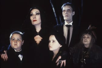 Die Addams Family: In verschiedenen Ausführungen sorgt die kultige TV-Sippe seit 1938 für Grusel und Gelächter.