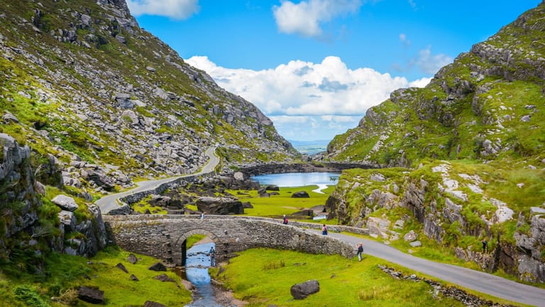 Gap of Dunloe in Irland: Das Land ist perfekt für alle, die gern wandern und Landschaften erkunden.