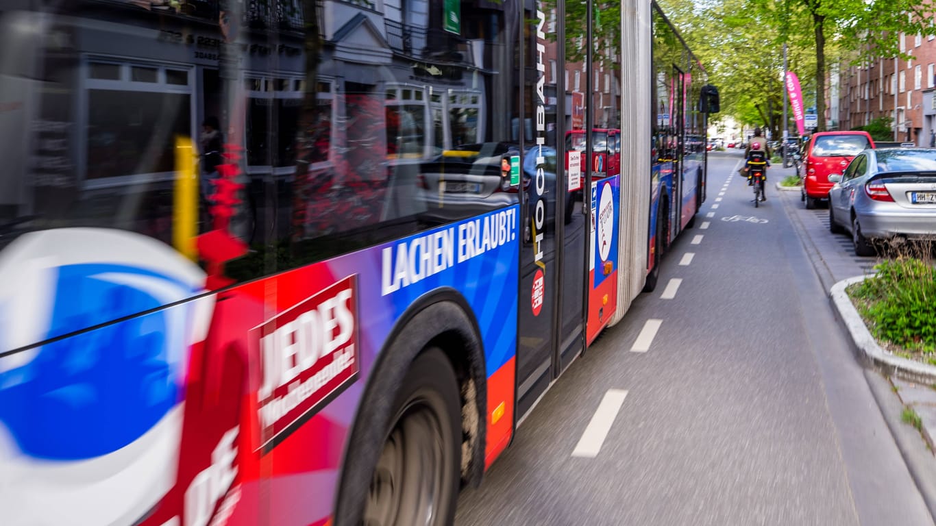 Ein Bus fährt an einem Radfahrer vorbei (Symbolbild): In Hamburg ist es innerhalb eines Tages zu zwei brenzligen Situationen gekommen.
