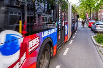 Ein Bus fährt an einem Radfahrer vorbei (Symbolbild): In Hamburg ist es innerhalb eines Tages zu zwei brenzligen Situationen gekommen.
