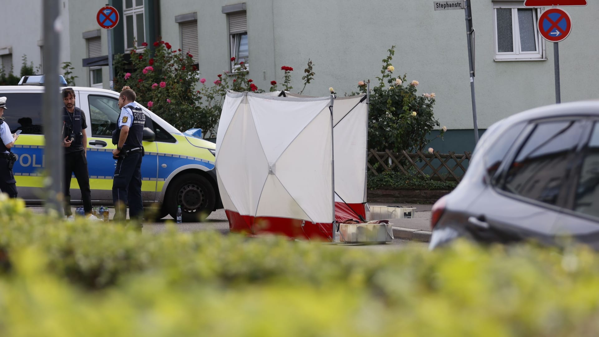 Polizeieinsatz mitten in Ludwigsburg: Die Spurensicherung hat den Fundort der männlichen Leiche mit Blickschutz abgeschirmt. Polizeieinsatz mitten in Ludwigsburg: Die Spurensicherung hat den Fundort der männlichen Leiche mit Blickschutz abgeschirmt.