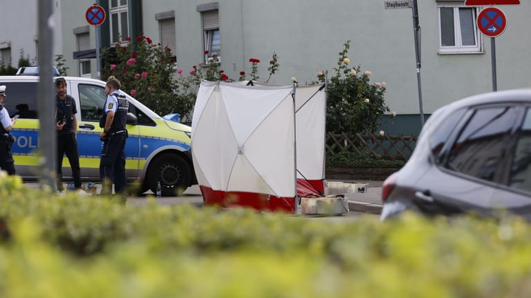 Polizeieinsatz mitten in Ludwigsburg: Die Spurensicherung hat den Fundort der männlichen Leiche mit Blickschutz abgeschirmt.