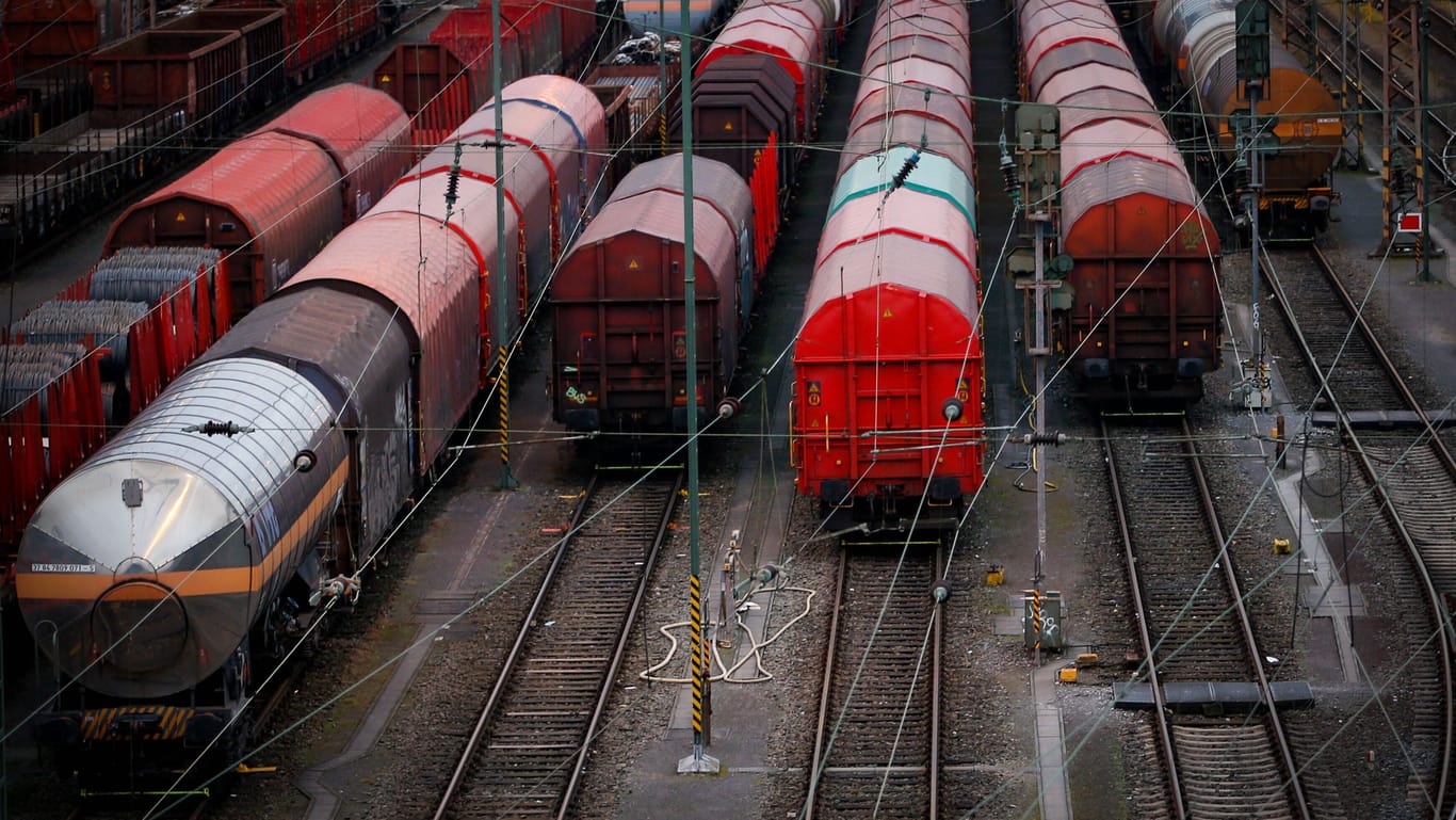 Güterwaggons steht auf Abstellgleisen des Güterbahnhofs (Archivbild):