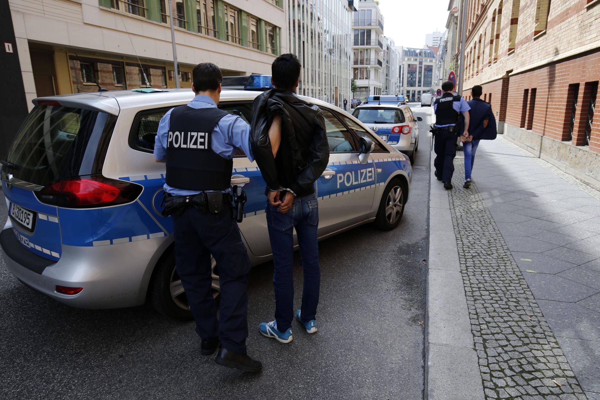 Festnahme der Polizei von mutmaßlichem Dieb (Symbolbild): Nach einer Verfolgung wird ein 40-jähriger Mann festgenommen