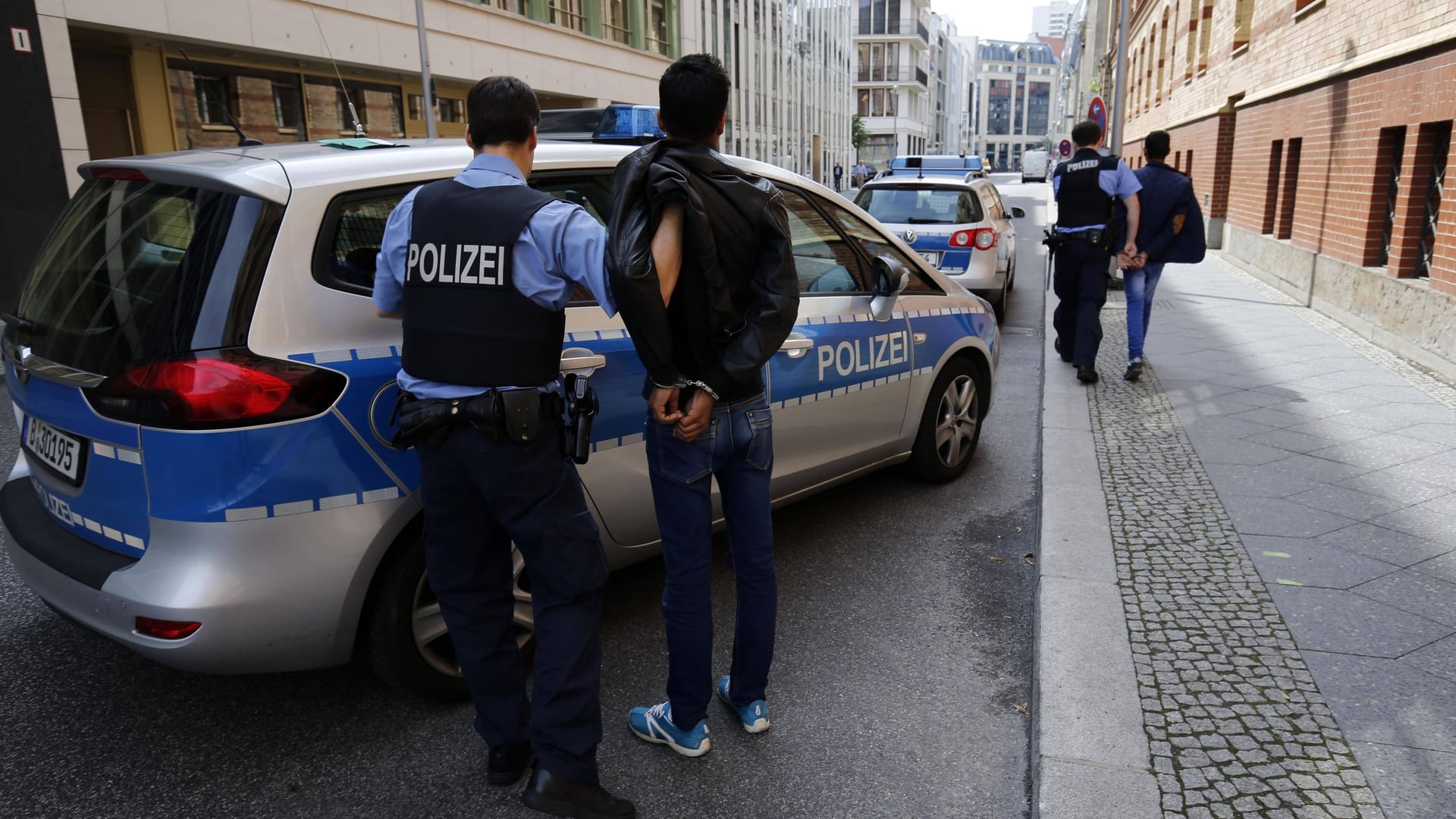 Festnahme der Polizei von mutmaßlichem Dieb (Symbolbild): Nach einer Verfolgung wird ein 40-jähriger Mann festgenommen