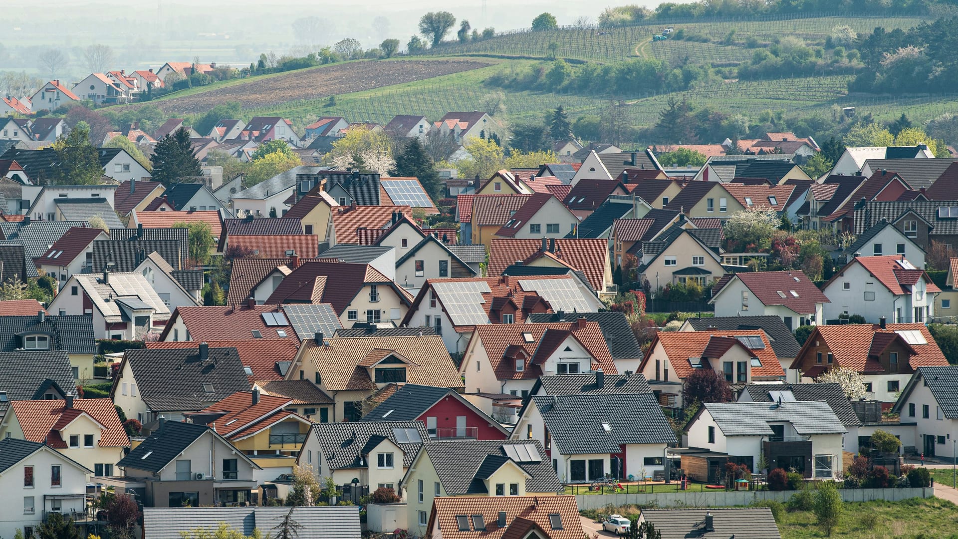 Einfamilienhäuser (Symbolbild): Besitzer eines Eigenheims müssen dem Finanzamt 2022 Angaben für die Grundsteuerreform liefern.