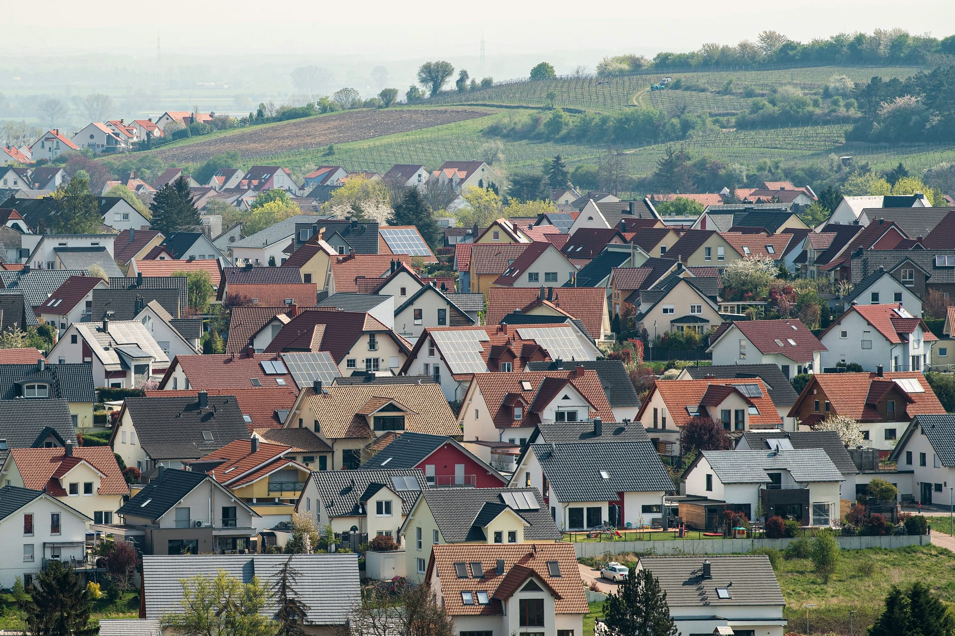 Einfamilienhäuser (Symbolbild): Besitzer eines Eigenheims müssen dem Finanzamt 2022 Angaben für die Grundsteuerreform liefern.