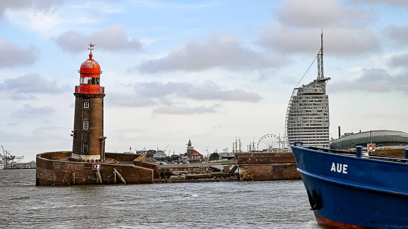 Der Leuchtturm auf der Nordmole in Bremerhaven steht in Schieflage.