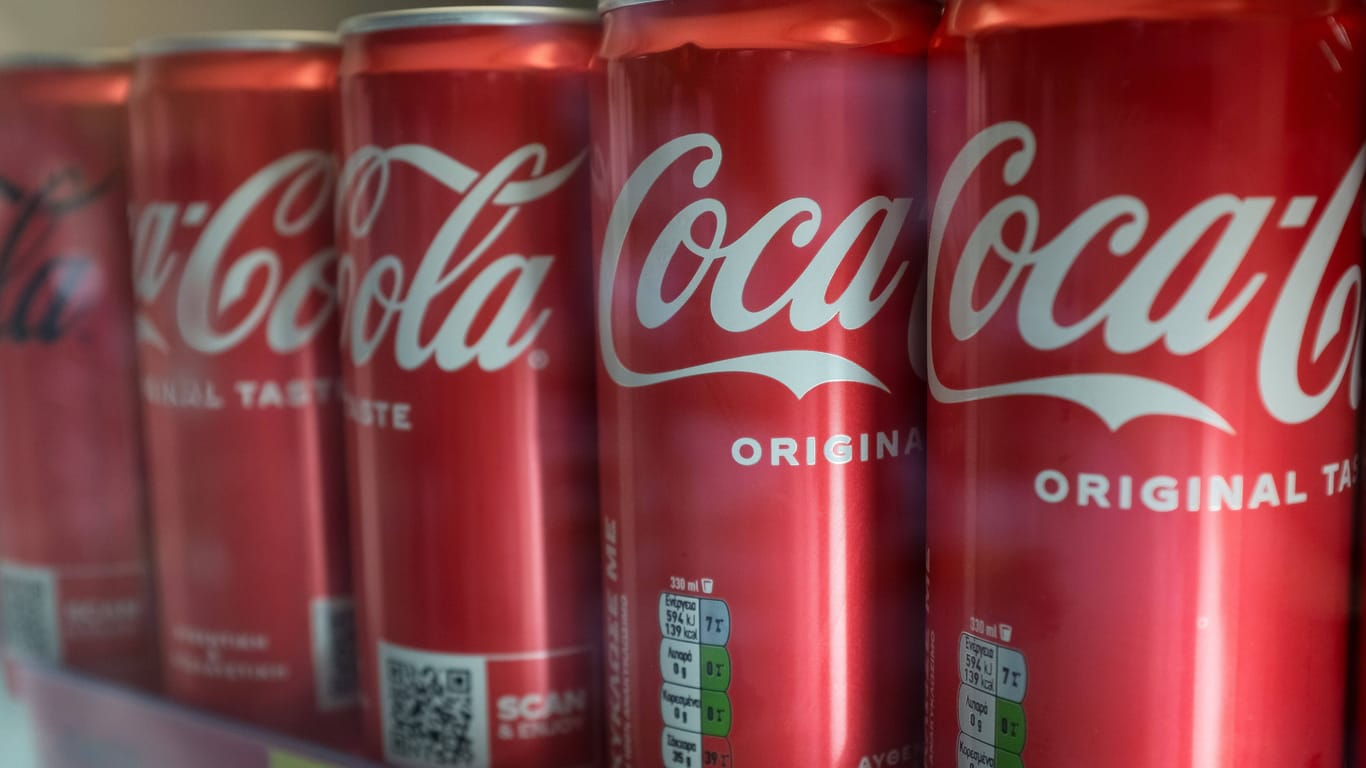 Coca-Cola Dosen (Symbolbild): Der Getränkekonzern erhöht die Produktpreise.