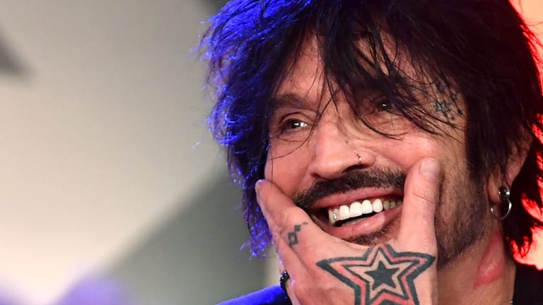 Tommy Lee: Der Mötley-Crüe-Star sorgt im Netz für Aufsehen.