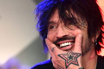 Tommy Lee: Der Mötley-Crüe-Star sorgt im Netz für Aufsehen.