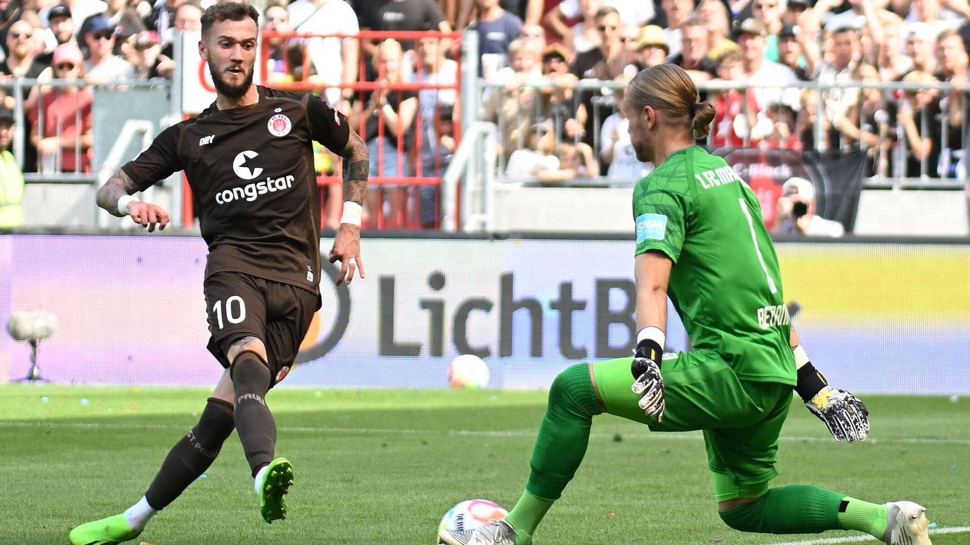 Die Führung: St. Paulis Hartel (li.) schiebt zum 1:0 ein.