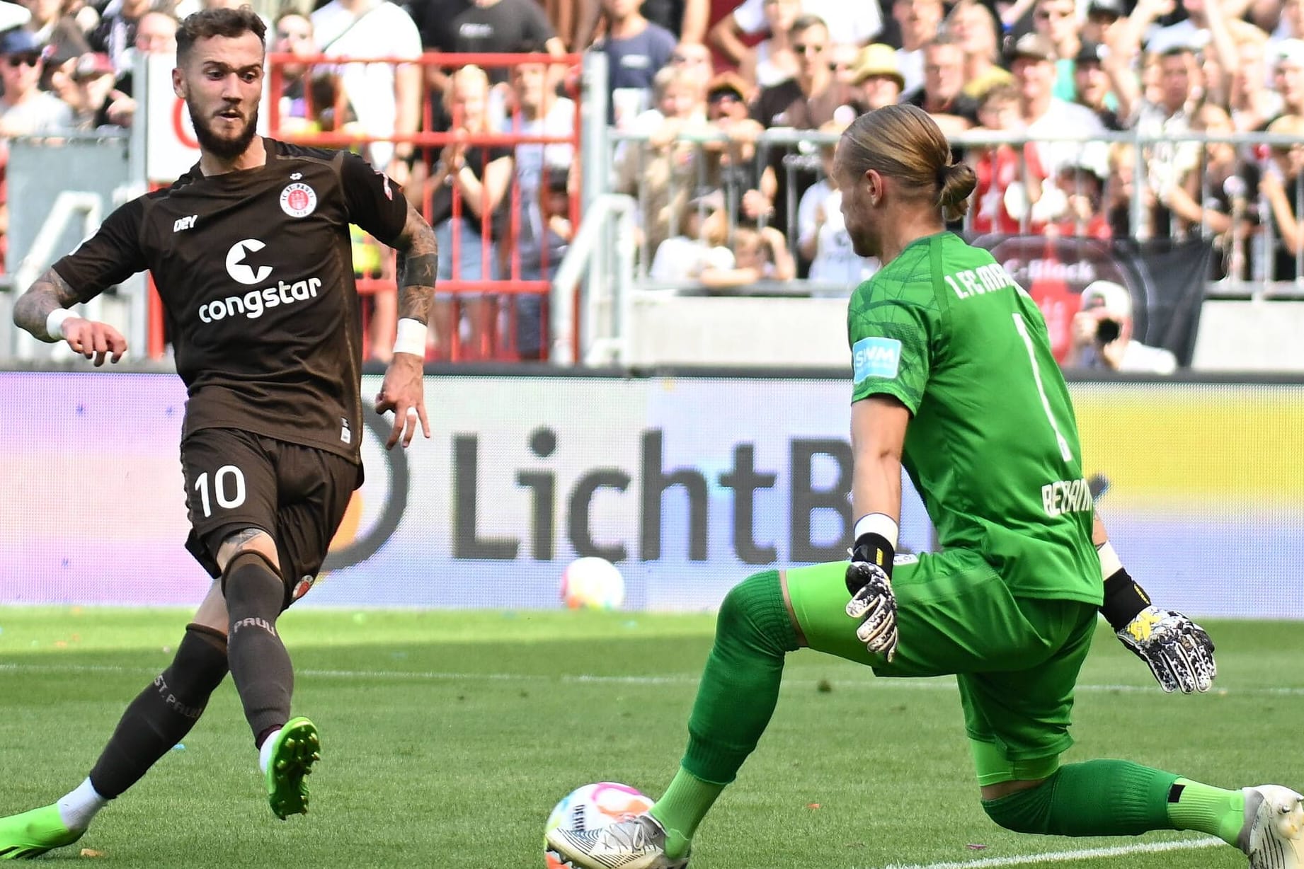 Die Führung: St. Paulis Hartel (li.) schiebt zum 1:0 ein.