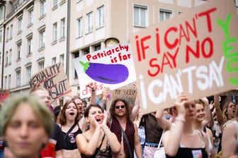 Teilnehmer einer Demo gegen Sexismus (Archivbild): Wo das Pöbel-Training in Bremen absolviert wird, bleibt geheim.