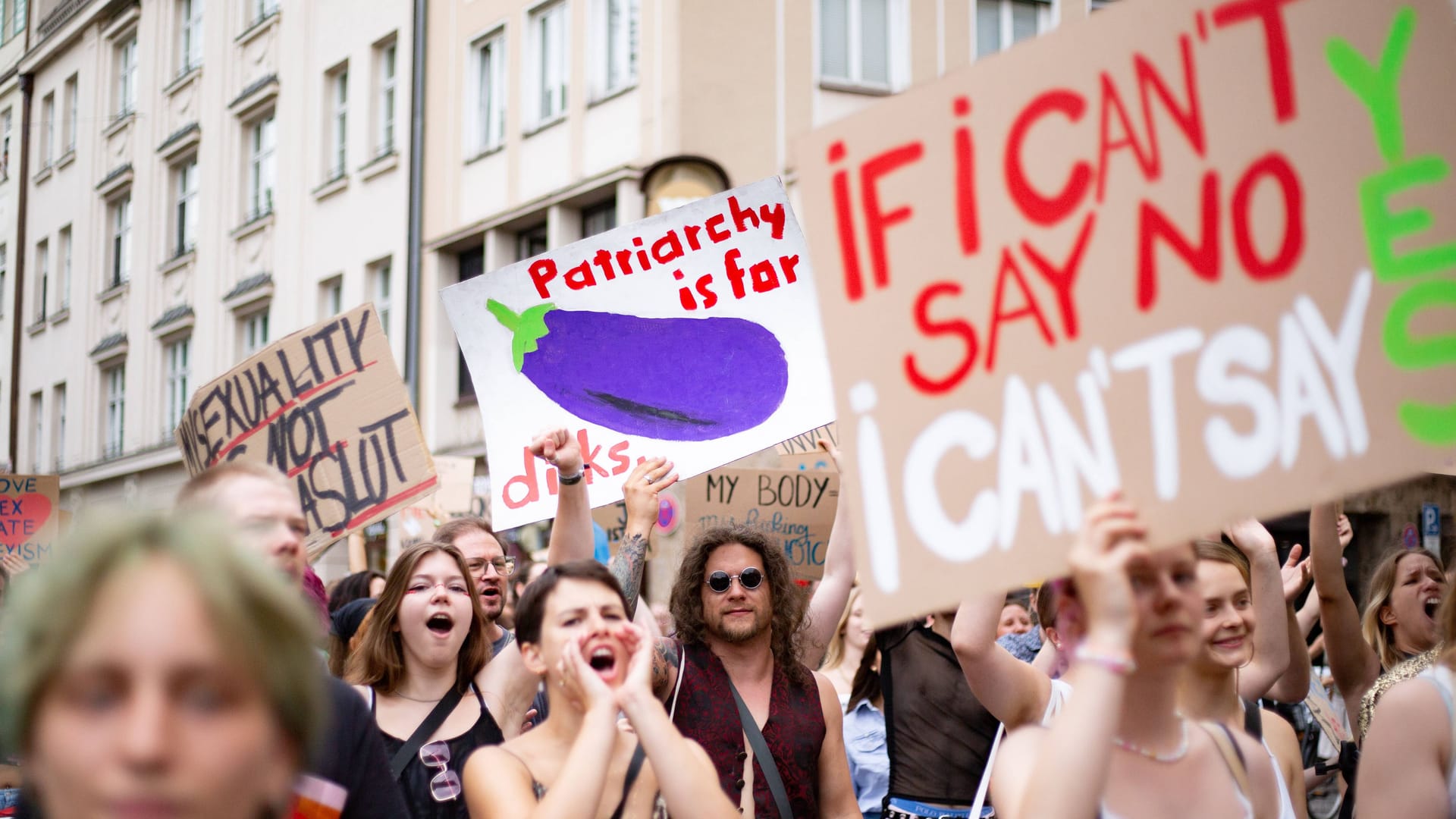 Teilnehmer einer Demo gegen Sexismus (Archivbild): Wo das Pöbel-Training in Bremen absolviert wird, bleibt geheim.