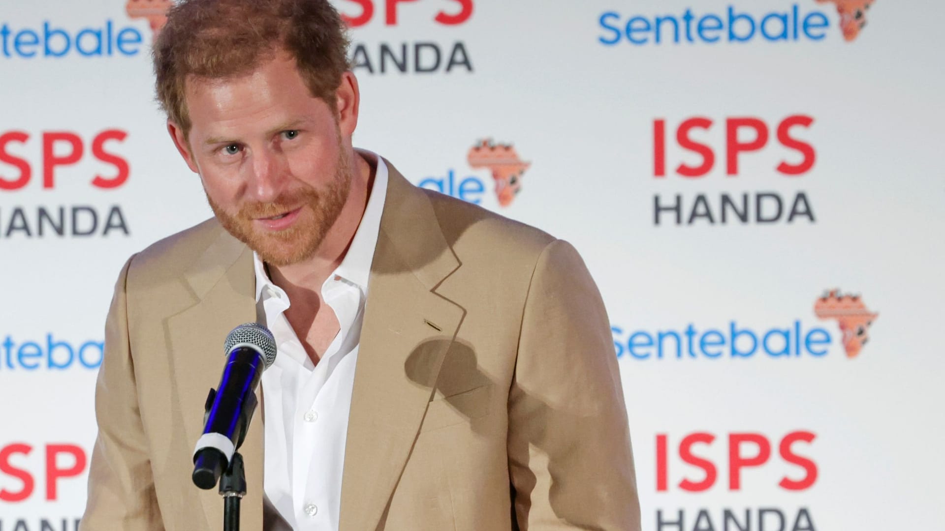 Prinz Harry: Nach einem Polospiel hält er eine Rede und ehrt seine verstorbene Mutter Diana. Prinz Harry: Nach einem Polospiel hält er eine Rede und ehrt seine verstorbene Mutter Diana.