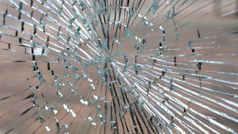 Zerstörte Glasscheibe (Symbolbild): In Hamburg wurden in der Nacht zum Donnerstag mehrere Geschäfte beschädigt.