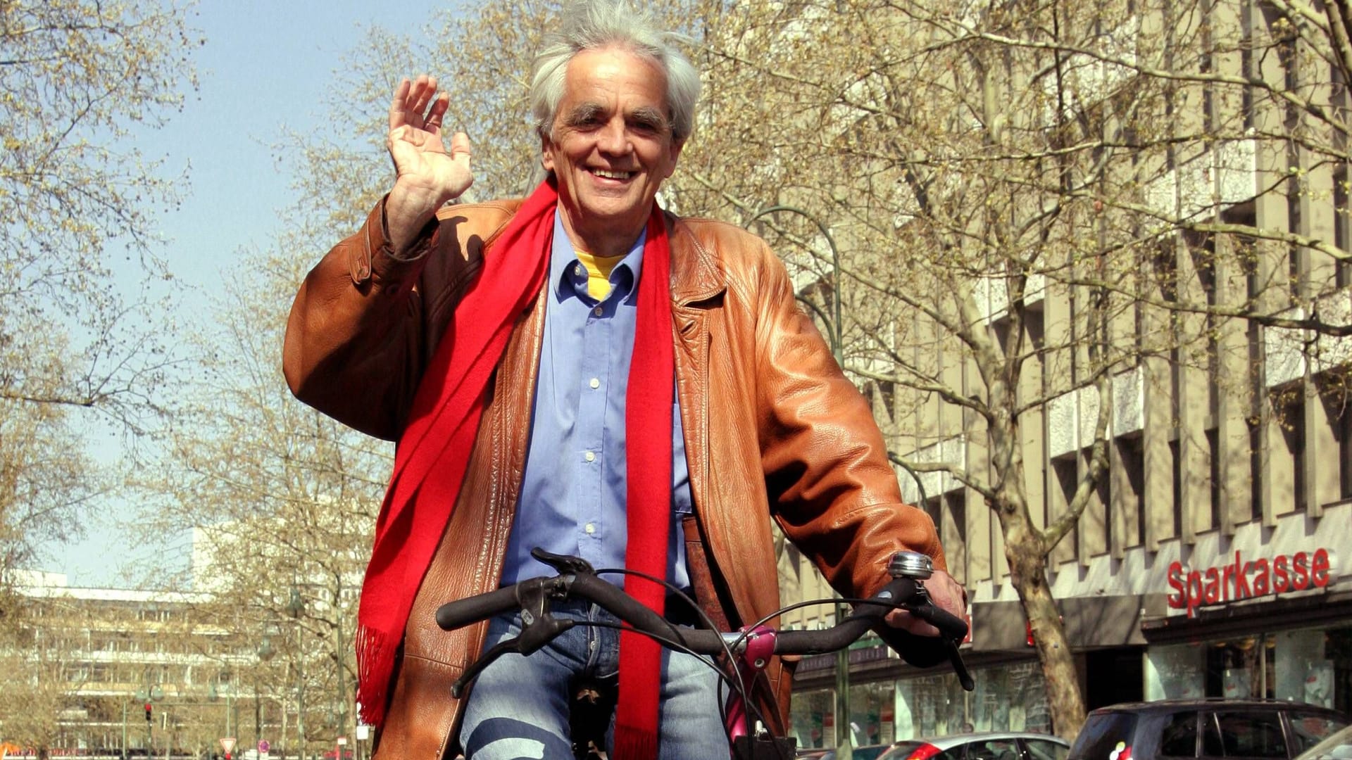 Hans-Christian Ströbele auf dem Fahrrad (Archivbild): Typische Pose.