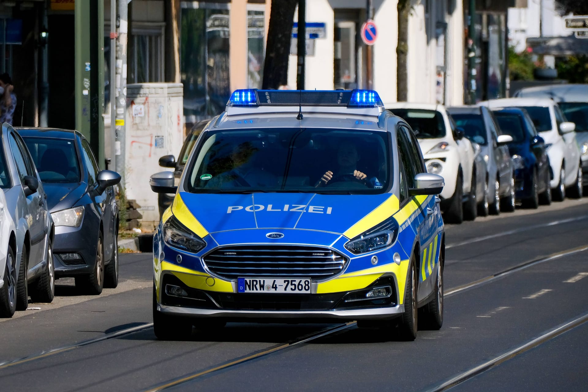 Polizeiwagen (Symbolbild): Die Polizei sucht nach einem Mann, der mit einem Messer auf seinen Kontrahenten losgegangen ist.