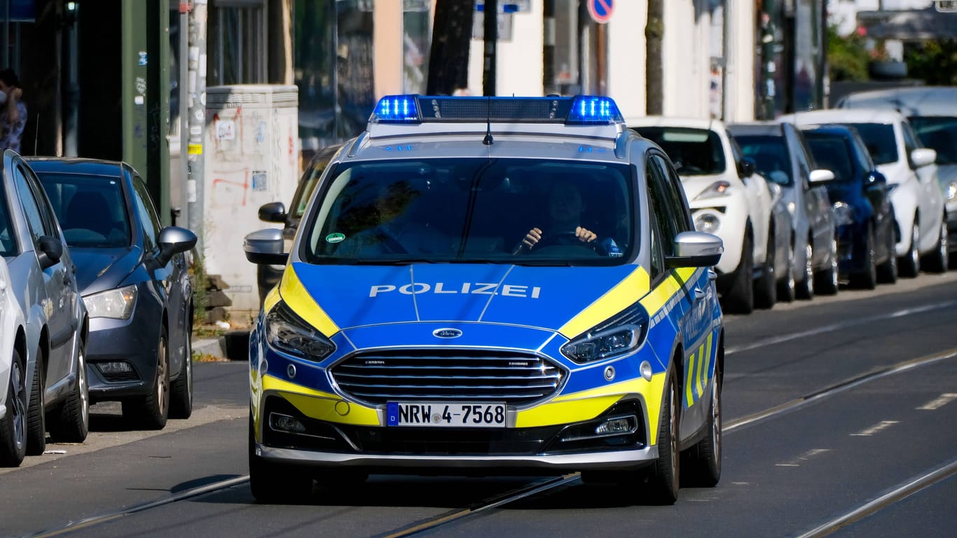 Polizeiwagen (Symbolbild): Die Polizei sucht nach einem Mann, der mit einem Messer auf seinen Kontrahenten losgegangen ist.